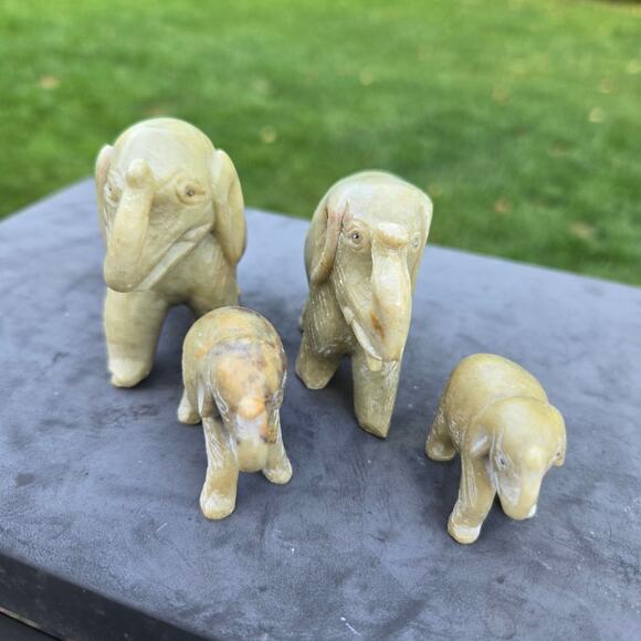 Vtg Hand Carved Soapstone Elephants Set of 4 Trunks Up 2-Small 2-Medium - Picture 3 of 13